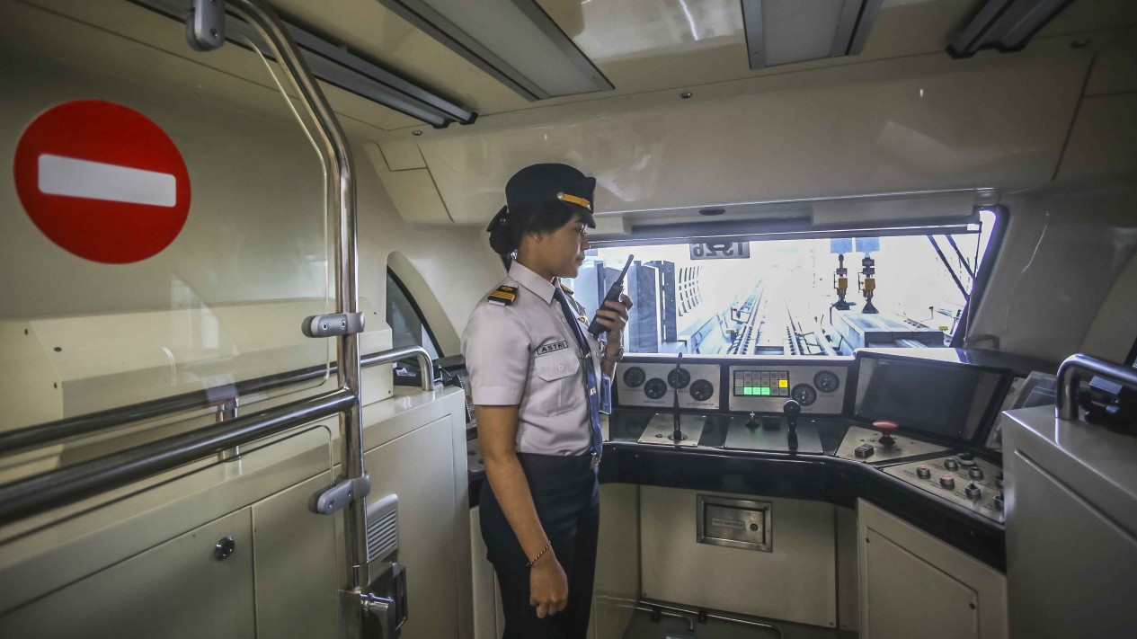 Melihat Masinis Cantik Dibalik Kemudi LRT Jabodebek