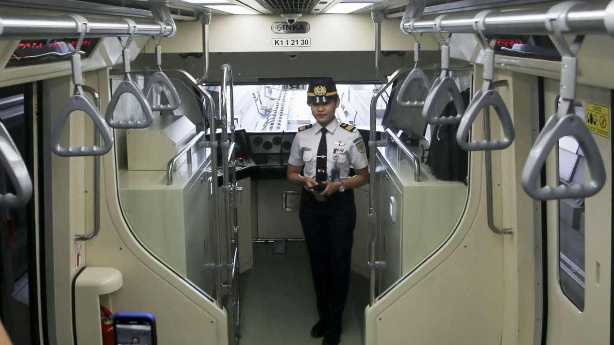 Melihat Masinis Cantik Dibalik Kemudi LRT Jabodebek