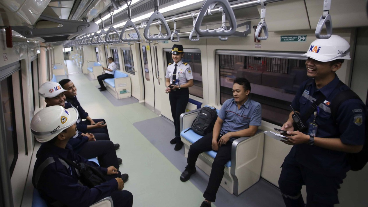 Melihat Masinis Cantik Dibalik Kemudi LRT Jabodebek