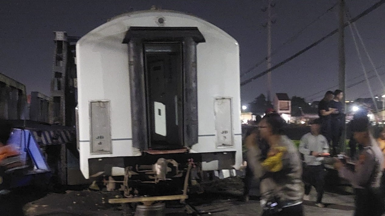 Kecelakaan Kereta Api Brantas Tabrak Truk di Semarang