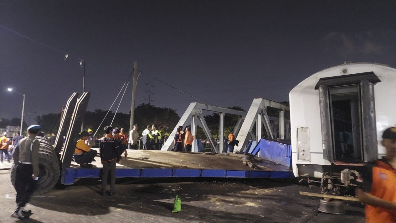 Kecelakaan Kereta Api Brantas Tabrak Truk di Semarang