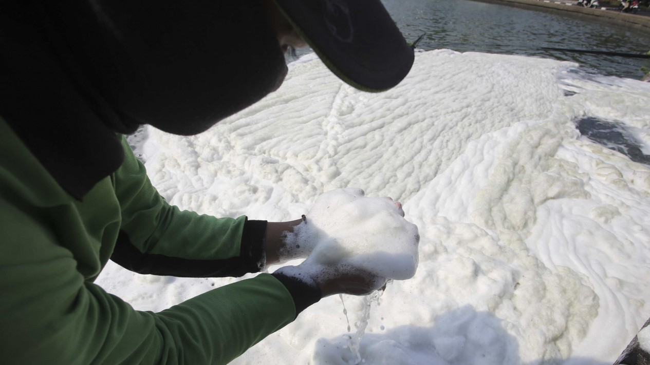 Pembersihan Kolam Air Mancur Patung Kuda Jakarta