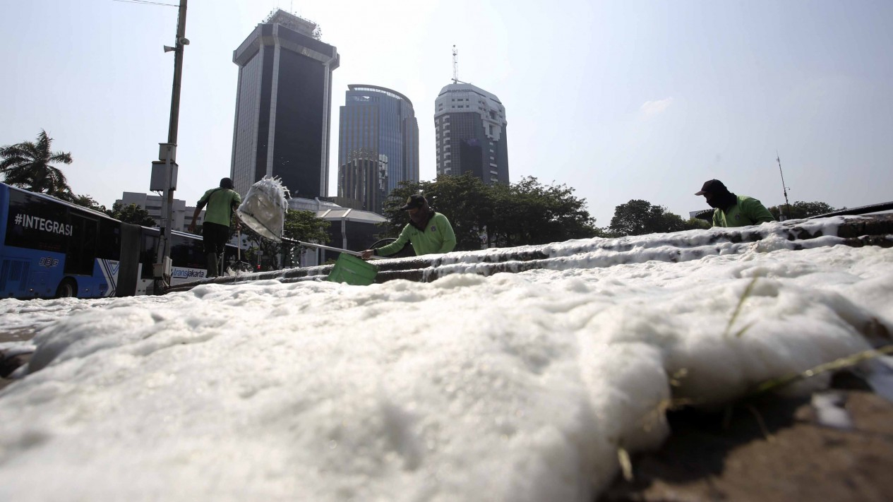 Pembersihan Kolam Air Mancur Patung Kuda Jakarta