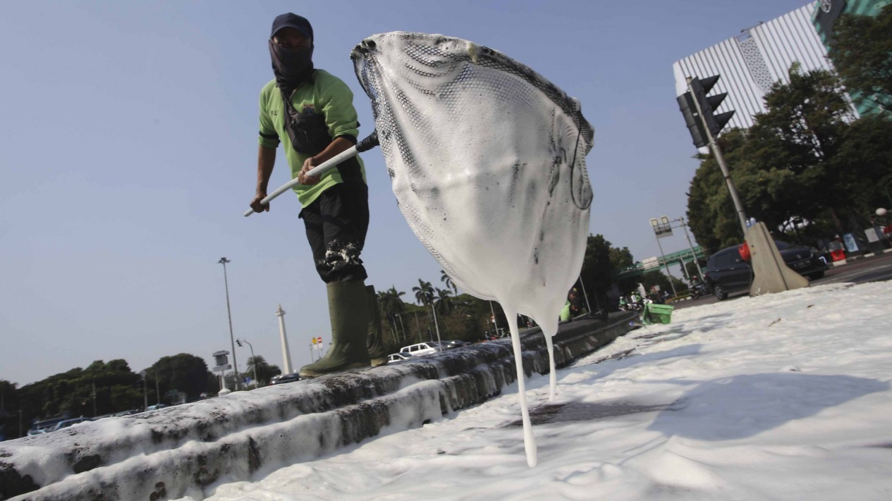 Pembersihan Kolam Air Mancur Patung Kuda Jakarta