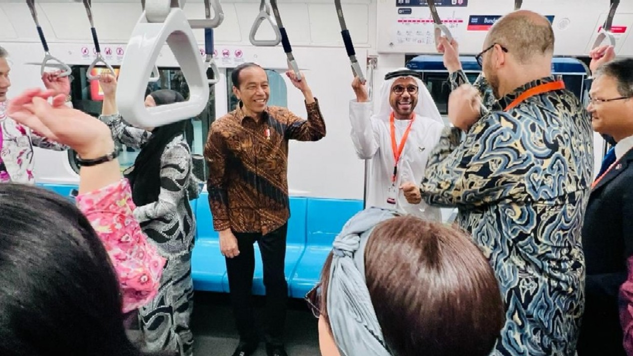 Momen Presiden Jokowi Ajak Para Dubes Naik MRT