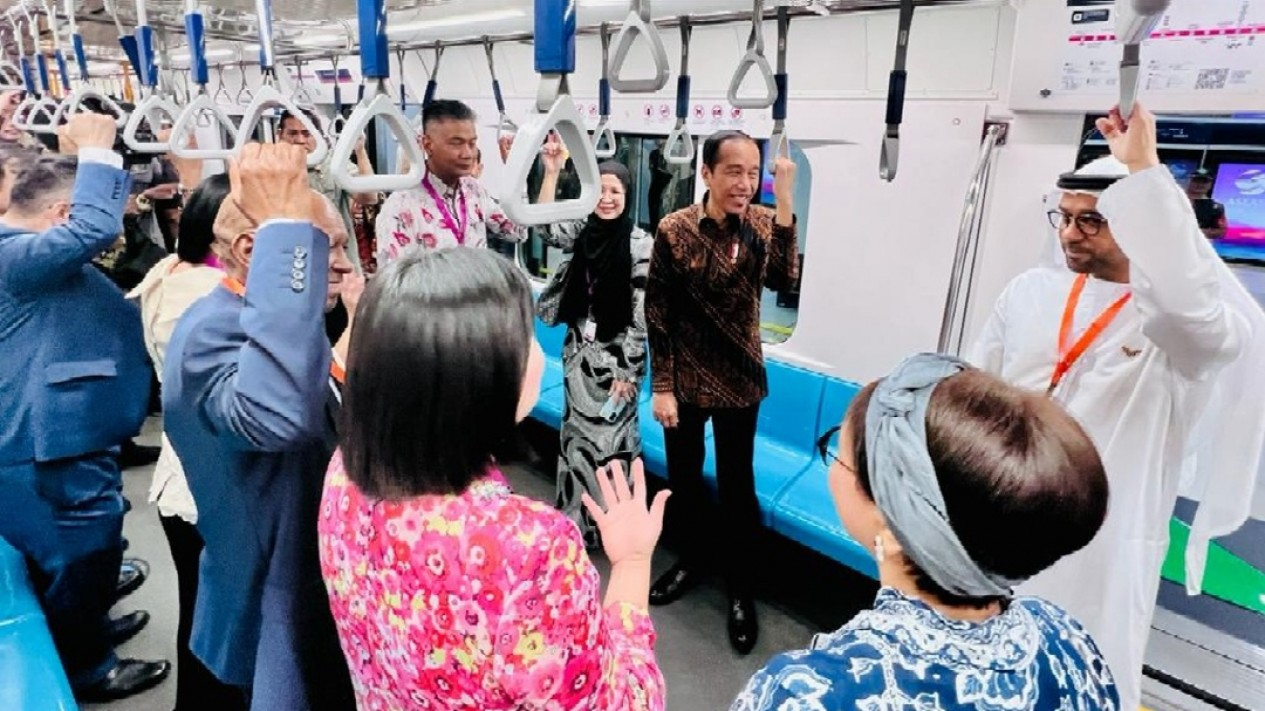 Momen Presiden Jokowi Ajak Para Dubes Naik MRT