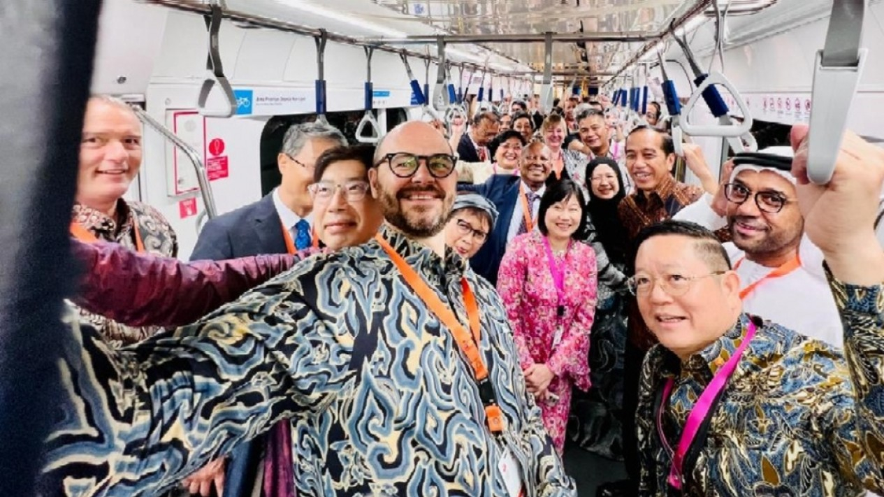 Momen Presiden Jokowi Ajak Para Dubes Naik MRT