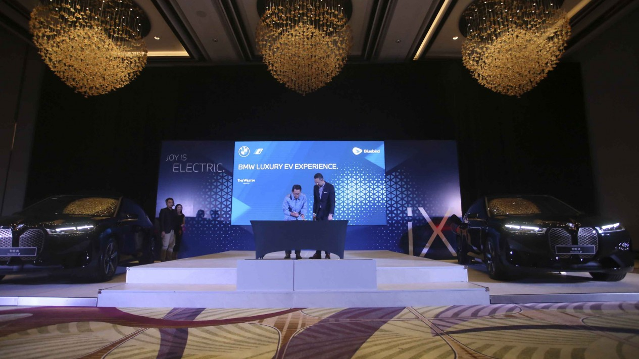 BMW iX, Kendaraan Full Listrik Premium Hadir di Hotel Mewah