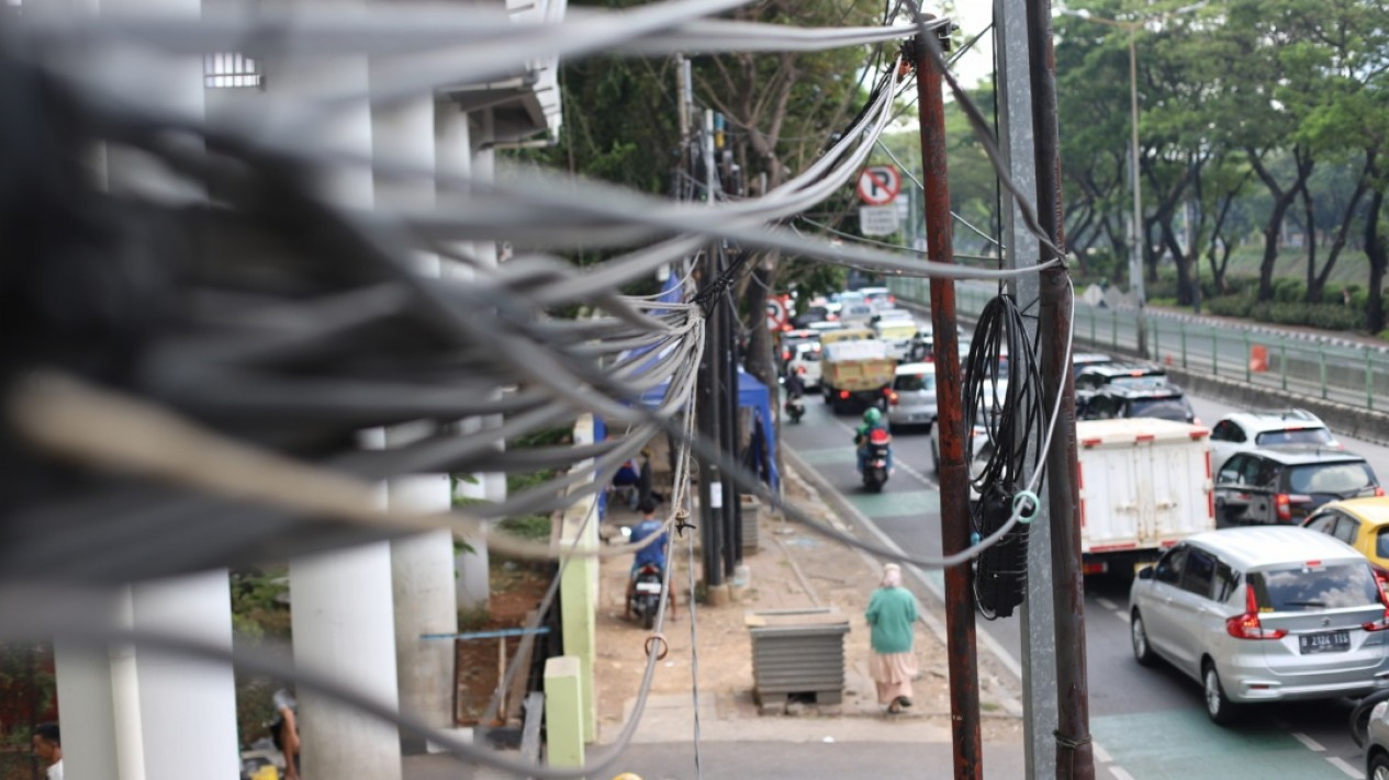 Kabel Semrawut Bikin Bahaya Pengendara