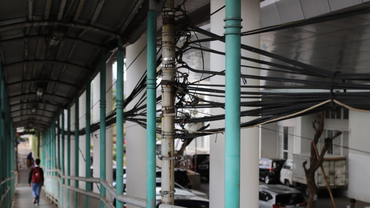 Kabel Semrawut Bikin Bahaya Pengendara