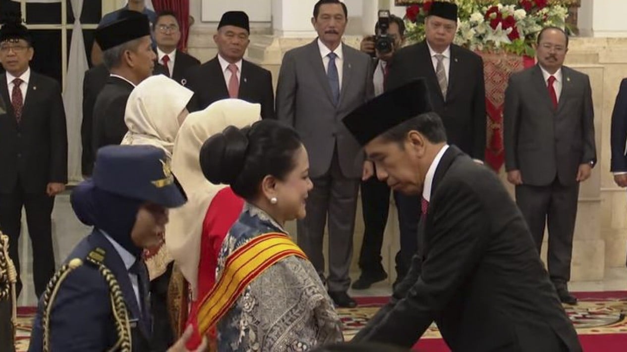 Jokowi Anugerahkan 18 Tokoh Tanda Kehormatan, Ada Ibu Iriana