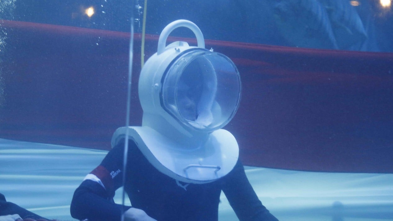 HUT RI, Bendera Panjang 25 M Dikibarkan di Aquarium Raksasa