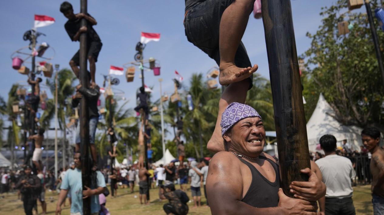 Lomba Panjat Pinang Peringati HUT Kemerdekaan RI ke-78