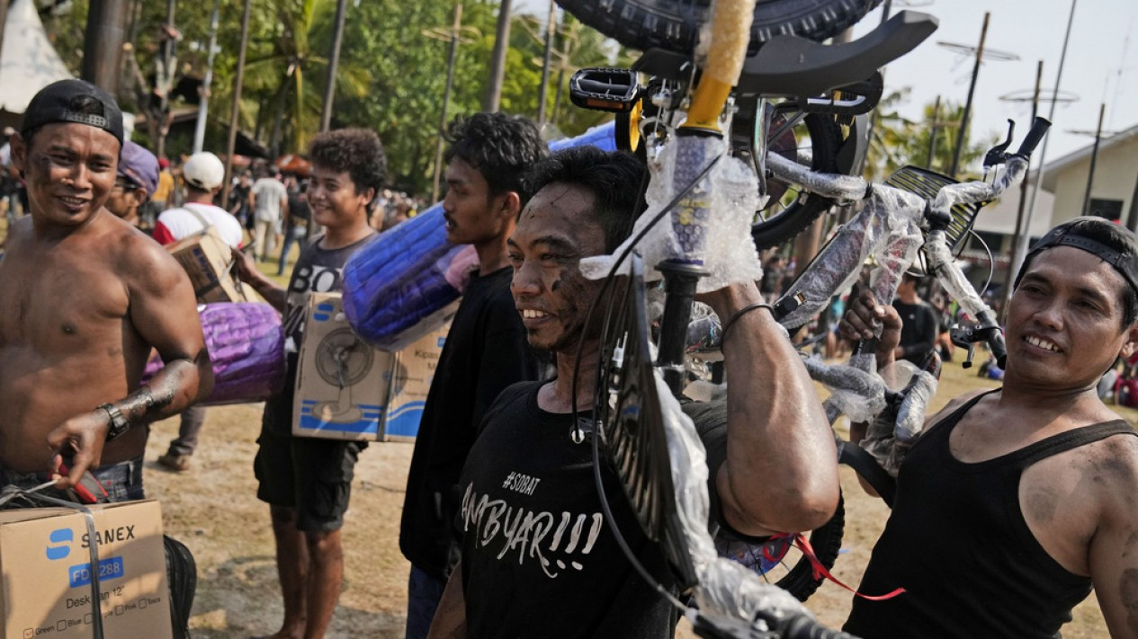 Lomba Panjat Pinang Peringati HUT Kemerdekaan RI ke-78