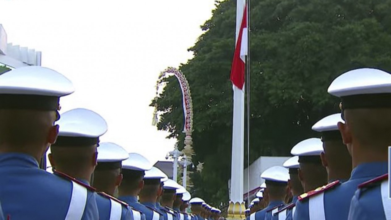 Upacara Penurunan Bendera Merah Putih Di HUT Kemerdekaan RI - Vlix.id