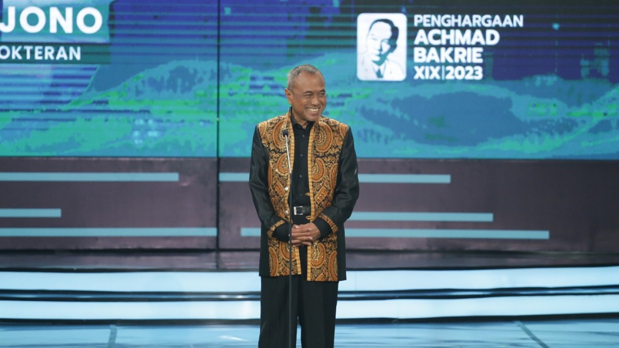 Andrijono Terima Penghargaan Achmad Bakrie Bidang Kedokteran