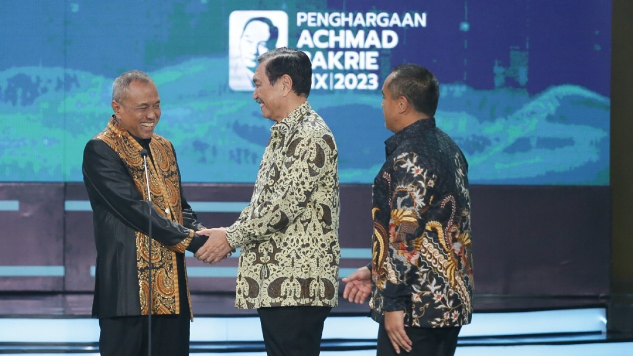 Andrijono Terima Penghargaan Achmad Bakrie Bidang Kedokteran