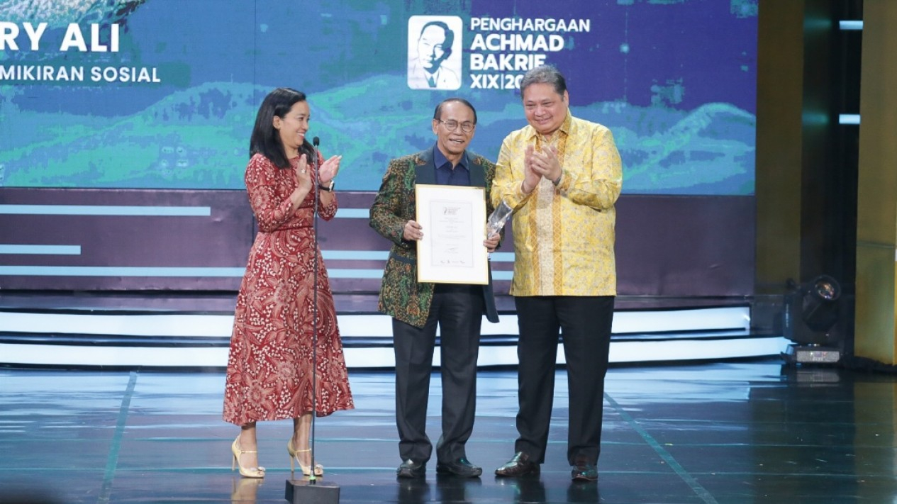 Fachry Ali Terima Penghargaan Achmad Bakrie XIX