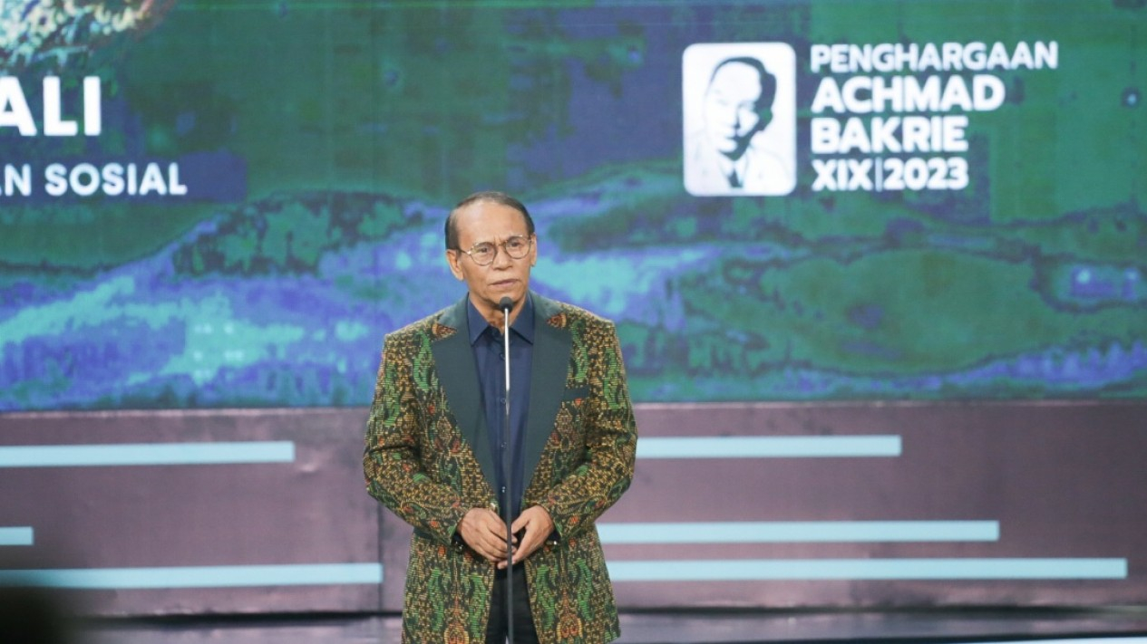 Fachry Ali Terima Penghargaan Achmad Bakrie XIX