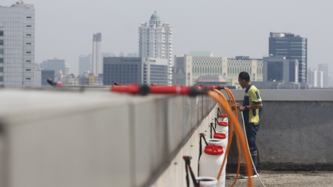 Penyemprotan Air Diatas Gedung Guna Tekan Polusi