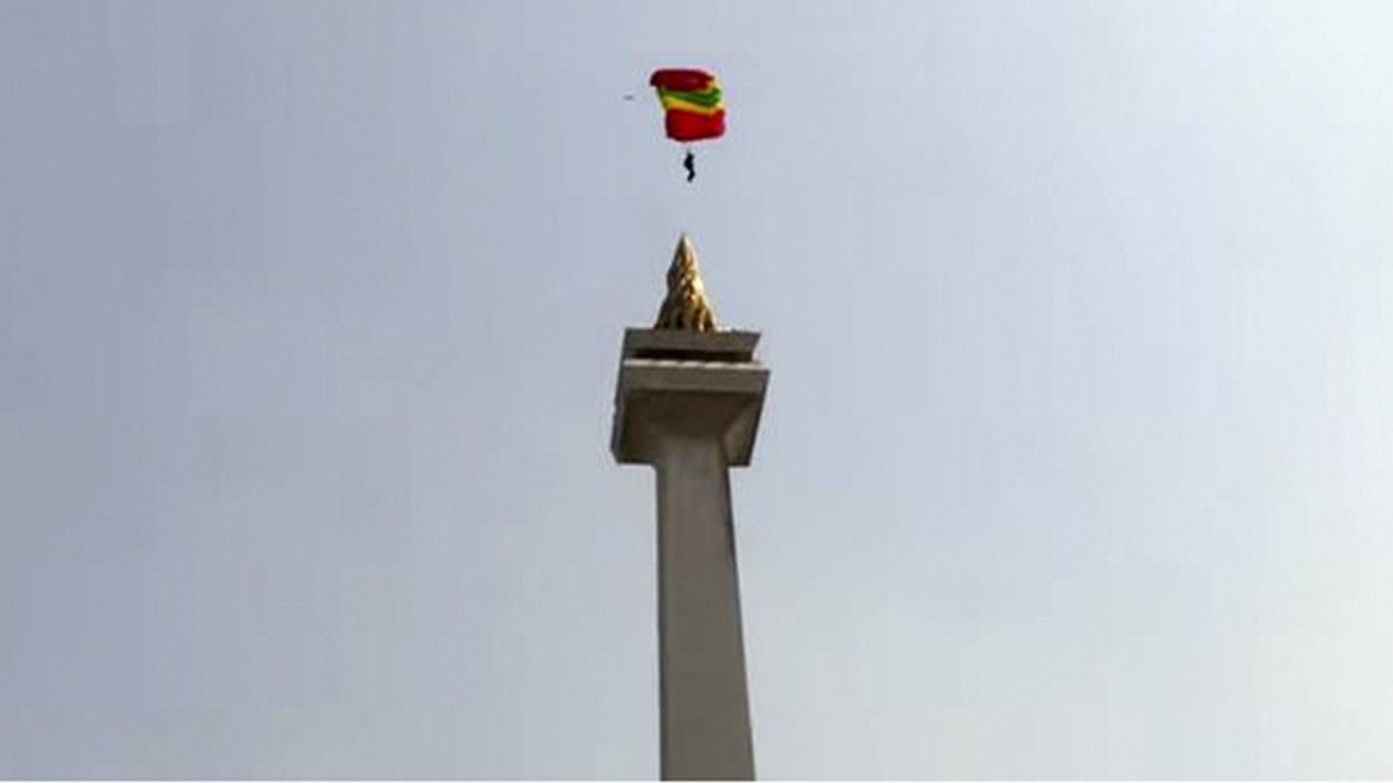 Atraksi Terjun Payung Gladi Bersih HUT TNI ke-78