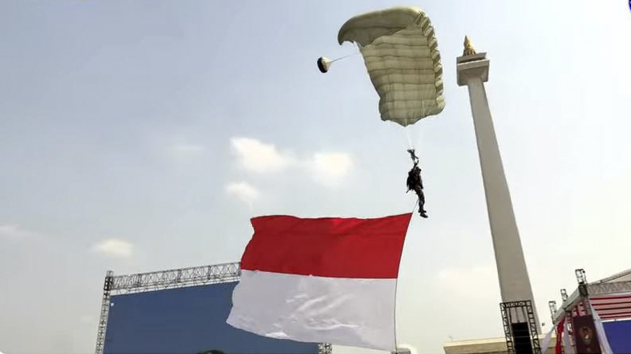 Atraksi Terjun Payung Gladi Bersih HUT TNI ke-78