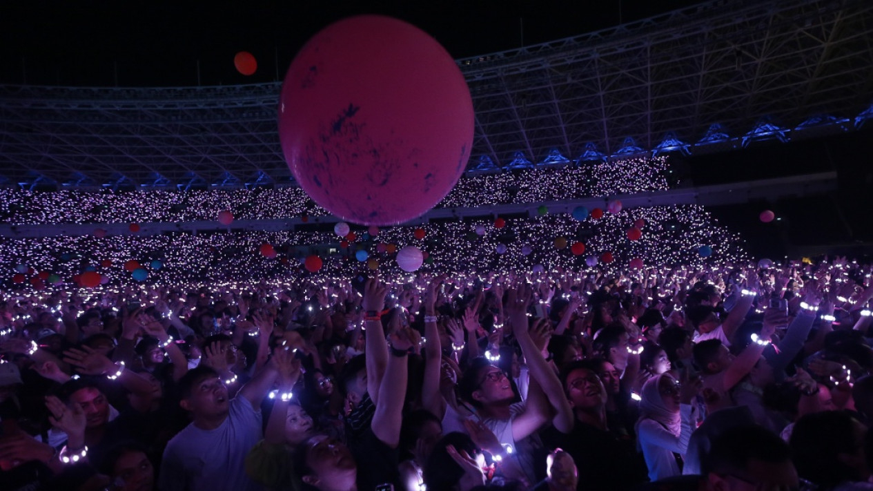 Kemeriahan Para Penonton di Konser Coldplay