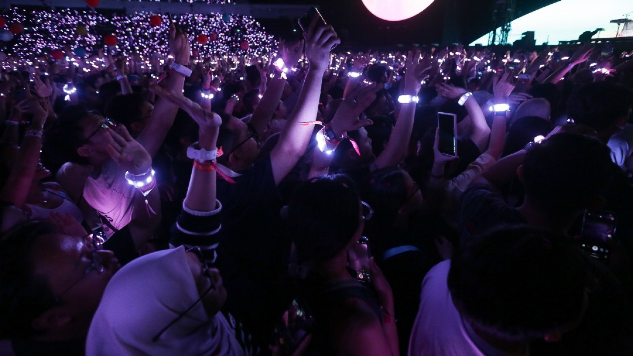 Kemeriahan Para Penonton di Konser Coldplay
