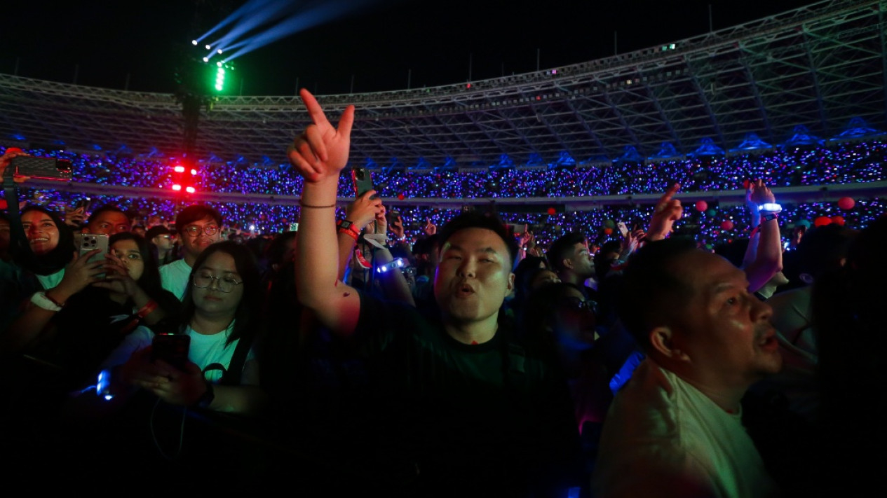 Kemeriahan Para Penonton di Konser Coldplay