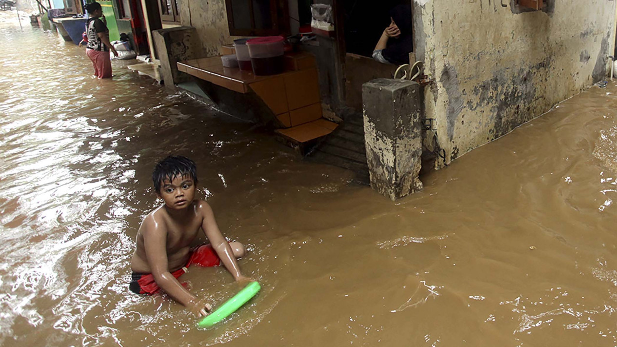 Intensitas Hujan Tinggi, Banjir Hampiri Jakarta Timur