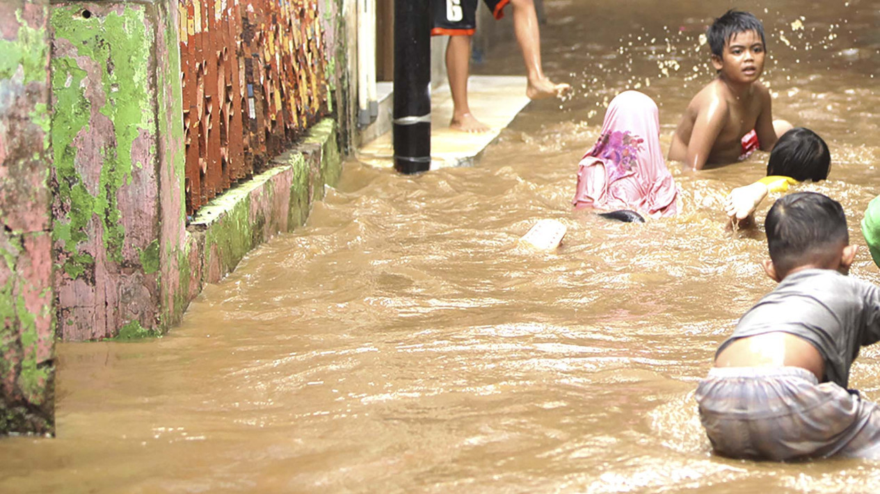 Intensitas Hujan Tinggi, Banjir Hampiri Jakarta Timur