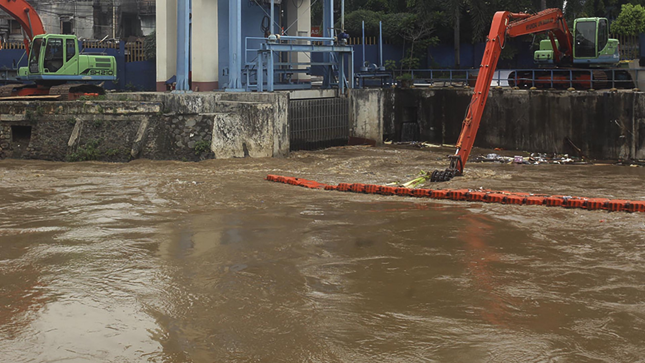 Bersih-bersih Pintu Air Manggarai Pasca Hujan Lebat