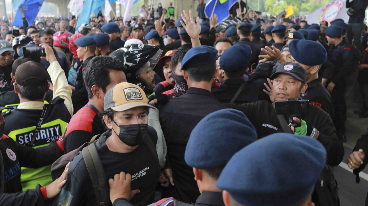 Aksi Buruh Tuntut Kenaikan UMK