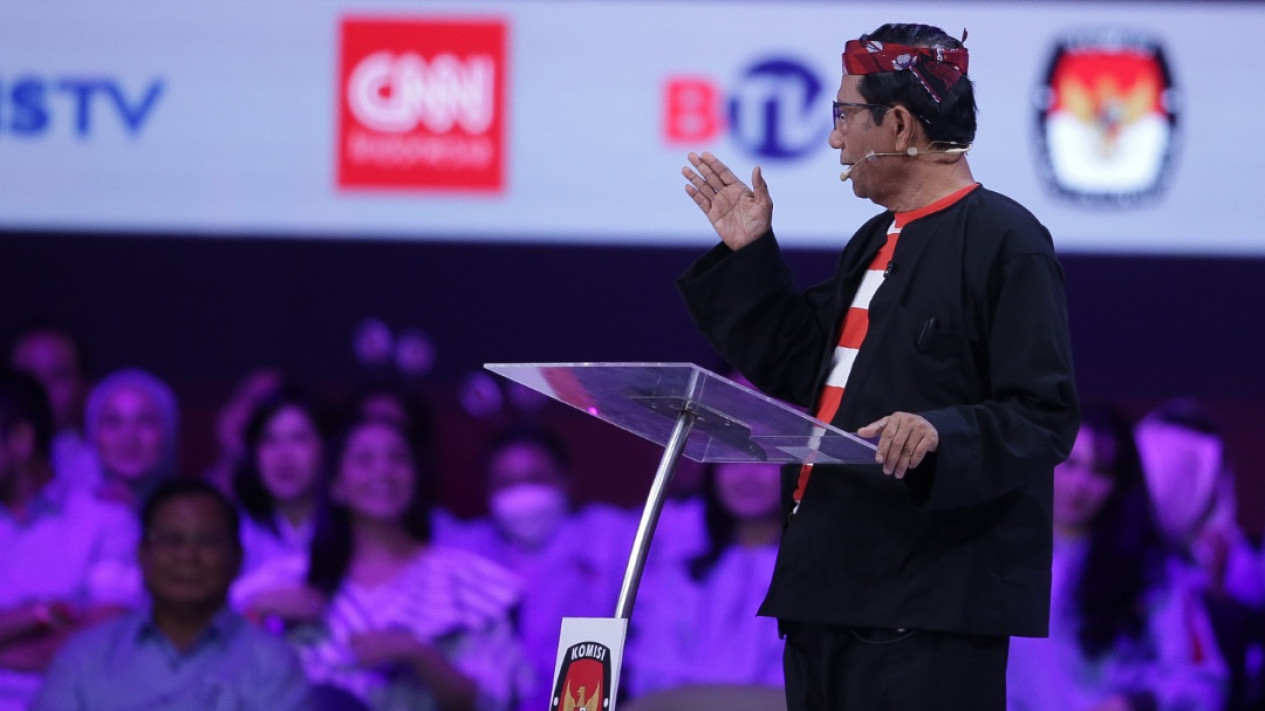 Gaya Mahfud MD Kenakan Pakaian Khas Madura Di Debat Cawapres - Vlix.id