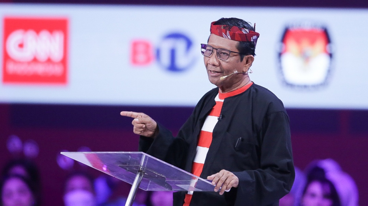 Gaya Mahfud MD Kenakan Pakaian Khas Madura Di Debat Cawapres - Vlix.id