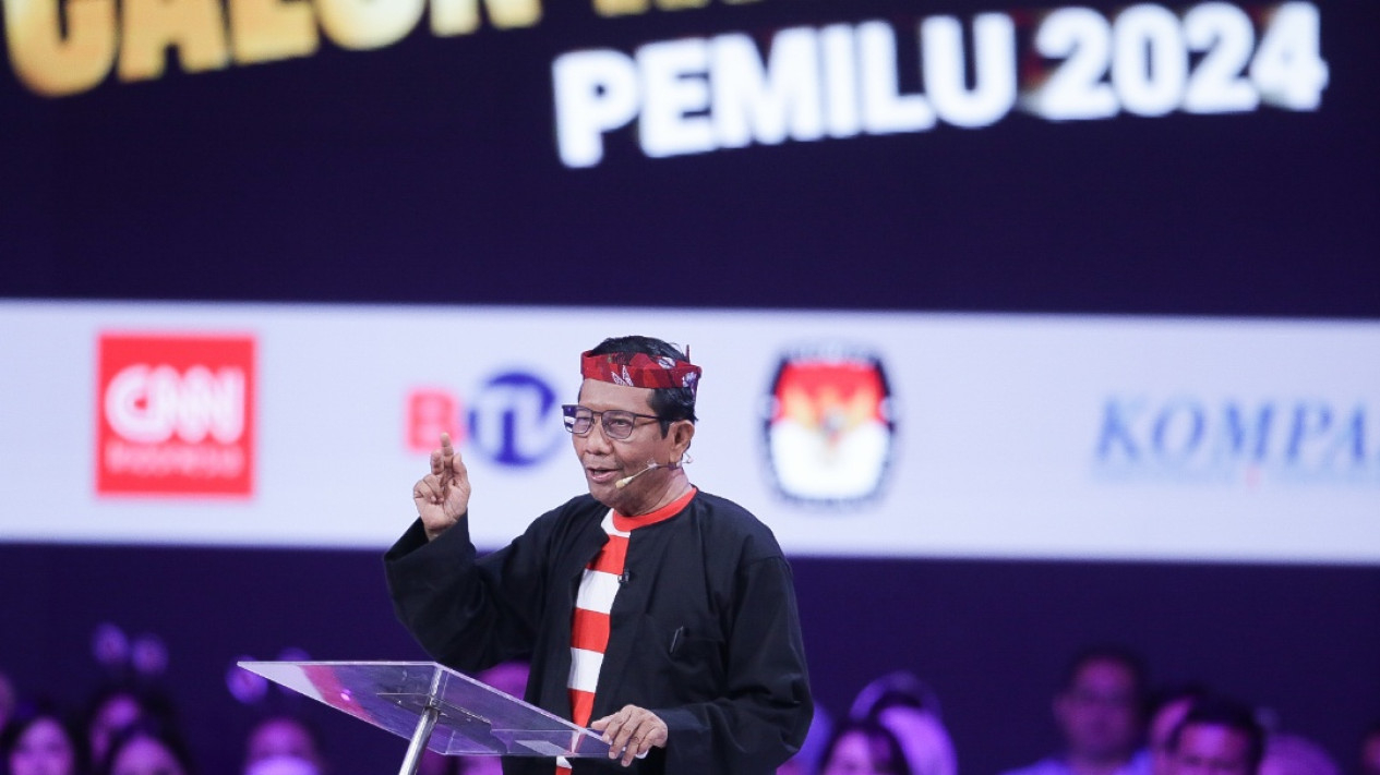 Gaya Mahfud MD Kenakan Pakaian Khas Madura Di Debat Cawapres - Vlix.id