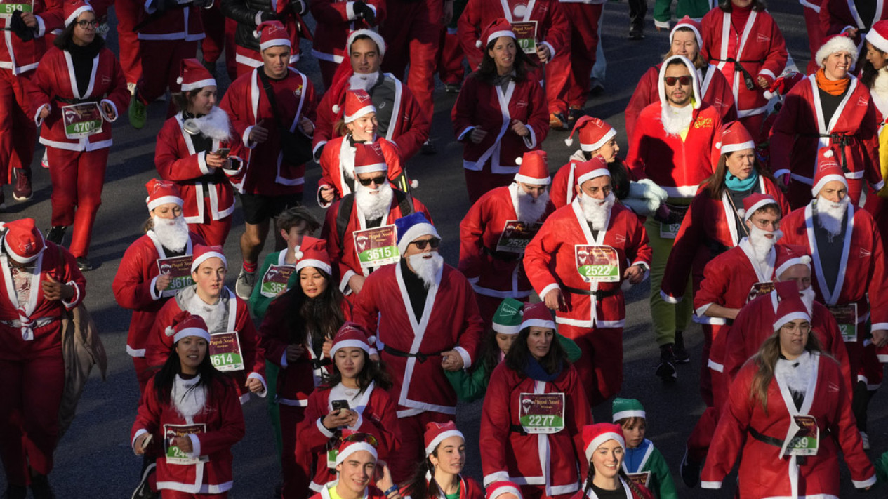 Ribuan Sinterklas Serbu Jalanan Spanyol Saat Perayaan Natal