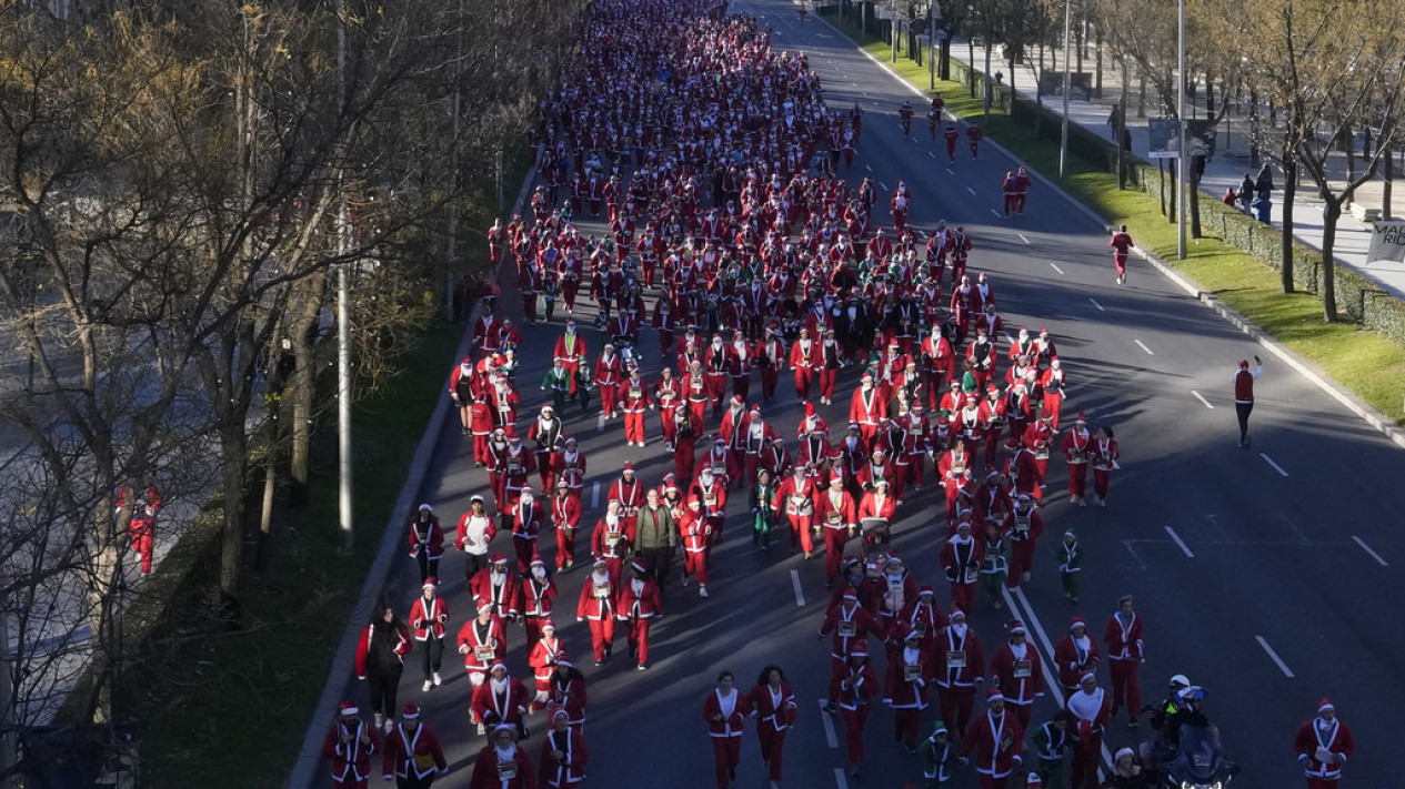 Ribuan Sinterklas Serbu Jalanan Spanyol Saat Perayaan Natal