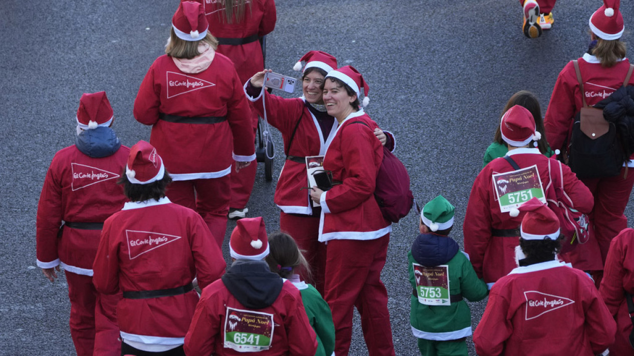 Ribuan Sinterklas Serbu Jalanan Spanyol Saat Perayaan Natal