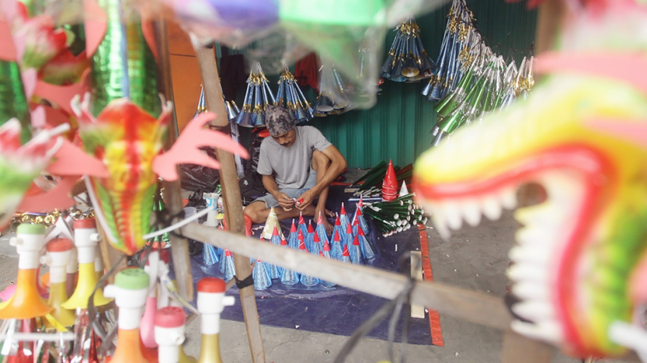 Penjualan Terompet Jelang Tahun Baru 2024