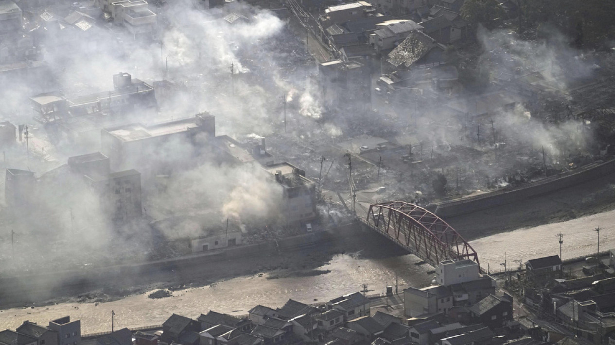 Warga Berlindung di Gedung Sekolah Usai Gempa di Jepang