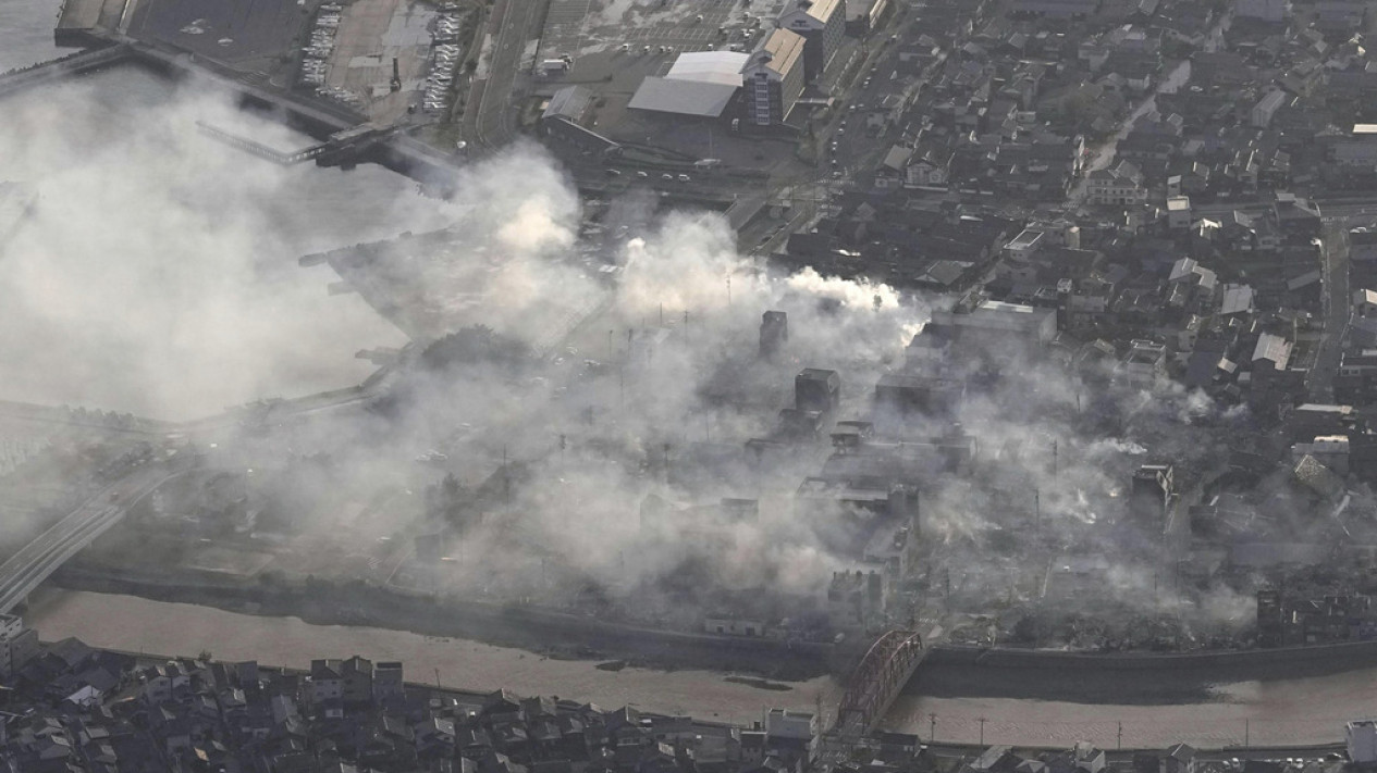 Penampakan Kebakaran Hebat Akibat Gempa Bumi di Jepang
