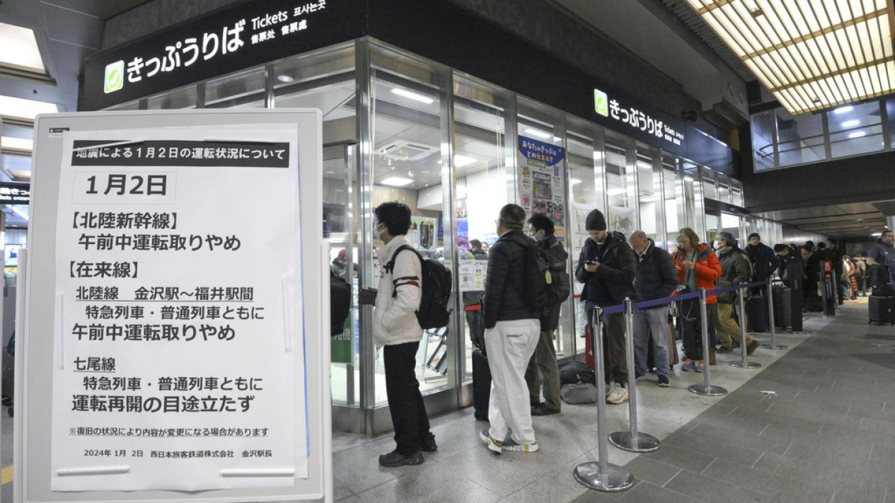 Warga Padati Fasilitas Umum dan Toko Usai Gempa Bumi Jepang