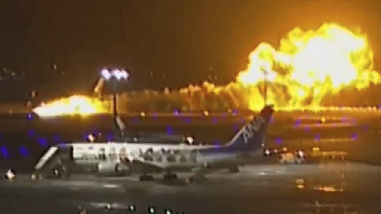 Kecelakaan, Pesawat Japan Airlines Terbakar Hebat di Bandara