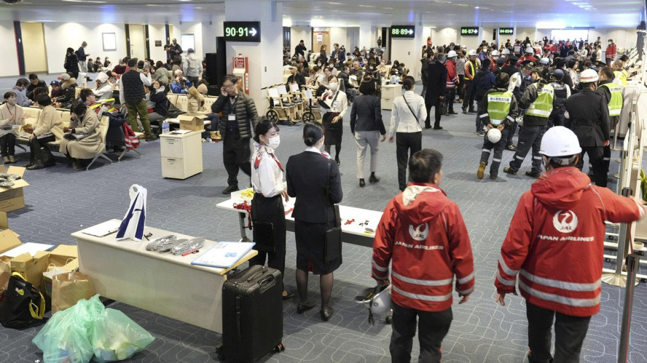 Kecelakaan, Pesawat Japan Airlines Terbakar Hebat di Bandara