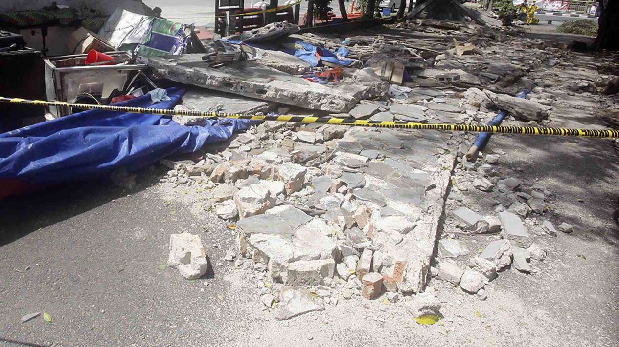 Penampakan Tembok Roboh SPBU di Tebet
