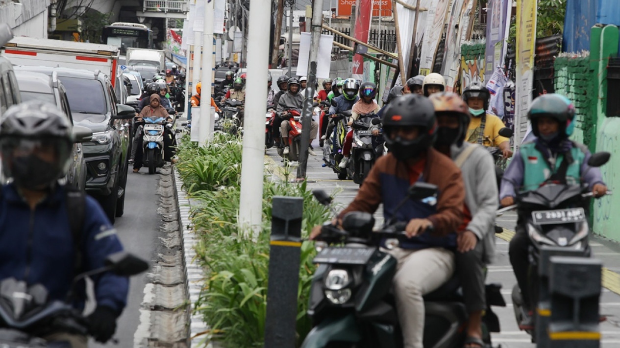 Macet Proyek LRT Velodrome-Manggarai, Motor Terobos Trotoar