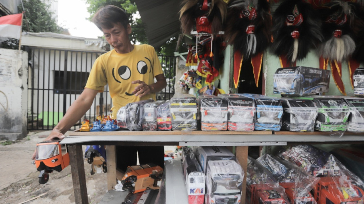 Melihat Pengrajin Produksi Bus Mainan Kayu