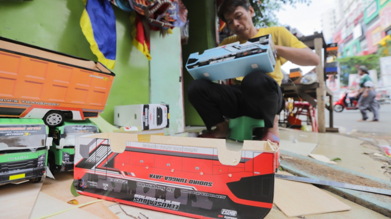 Melihat Pengrajin Produksi Bus Mainan Kayu