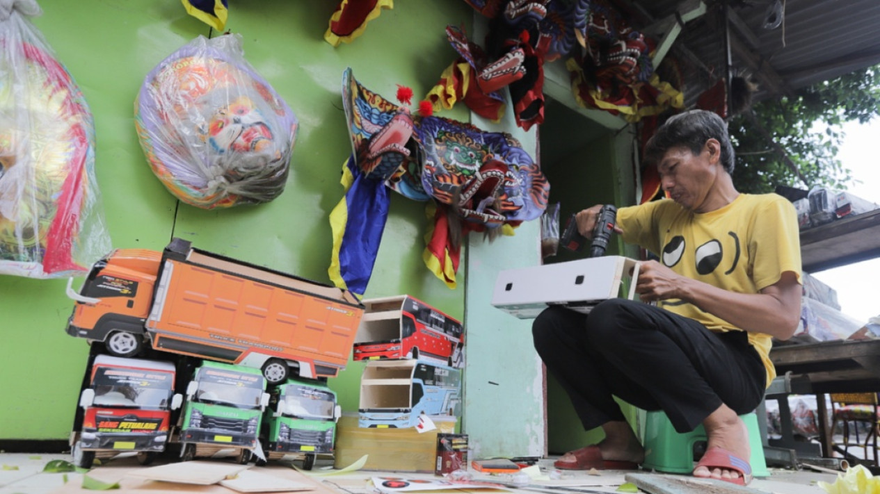 Melihat Pengrajin Produksi Bus Mainan Kayu